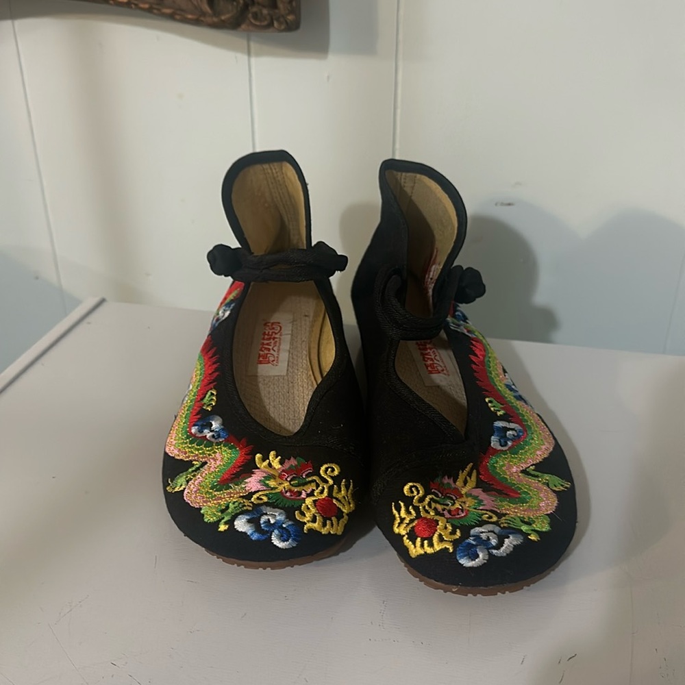 🐲BLACK EMBROIDERED SHOES RETRO ROUND - CHINESE DRAGON 🐉 - Size 40 fits 8.5 USA